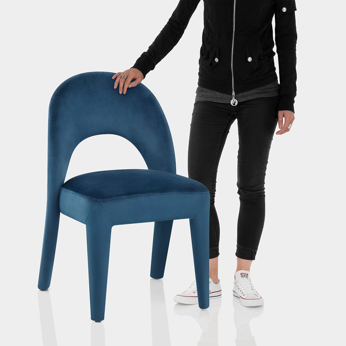 Amore Chair Blue Velvet Features Image