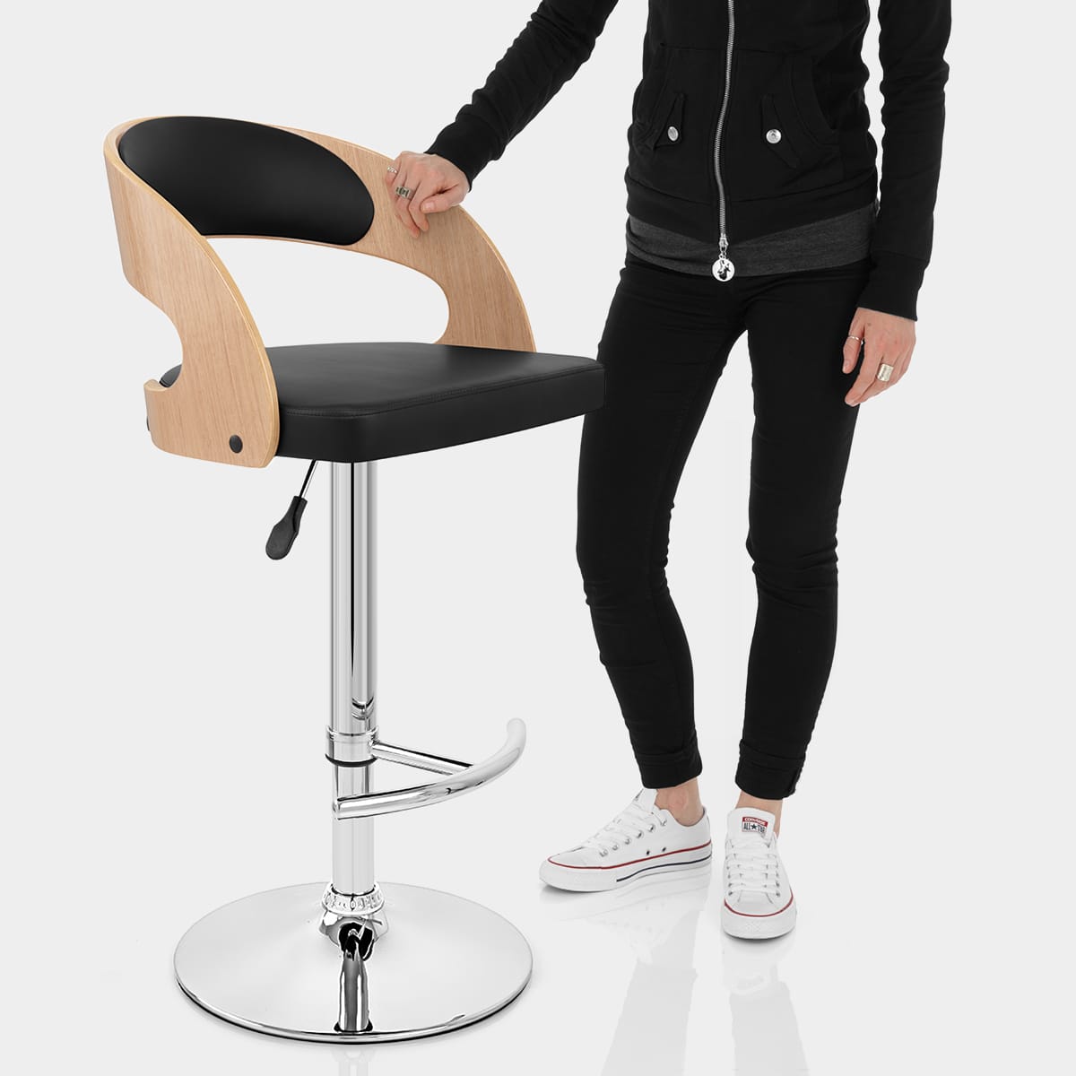 Eve Oak Bar Stool Black Features Image