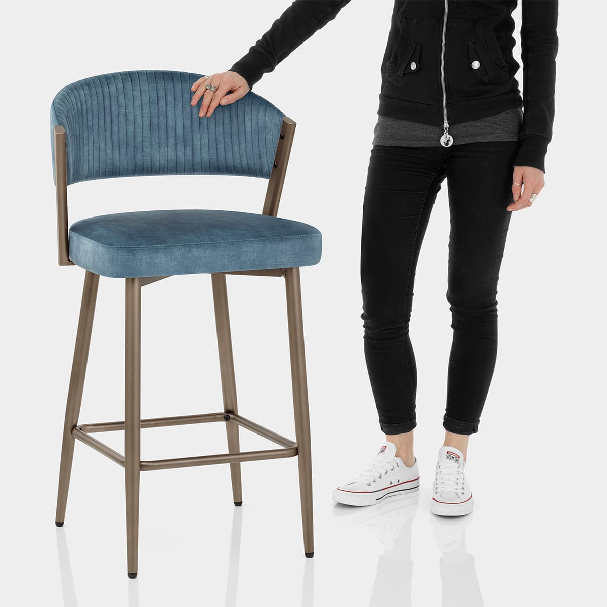 Lusso Bar Stool Blue Velvet Features Image
