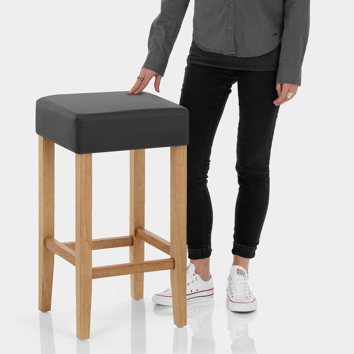 Oliver Oak Bar Stool Black Features Image