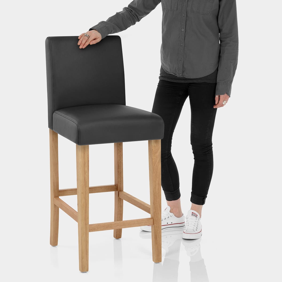 Tetbury Oak Bar Stool Black Leather Features Image