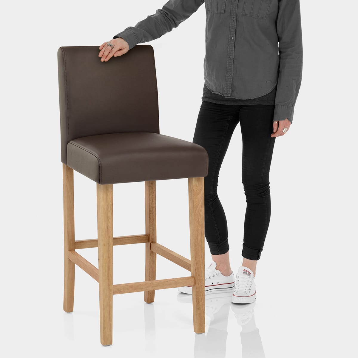 Tetbury Oak Bar Stool Brown Leather Features Image